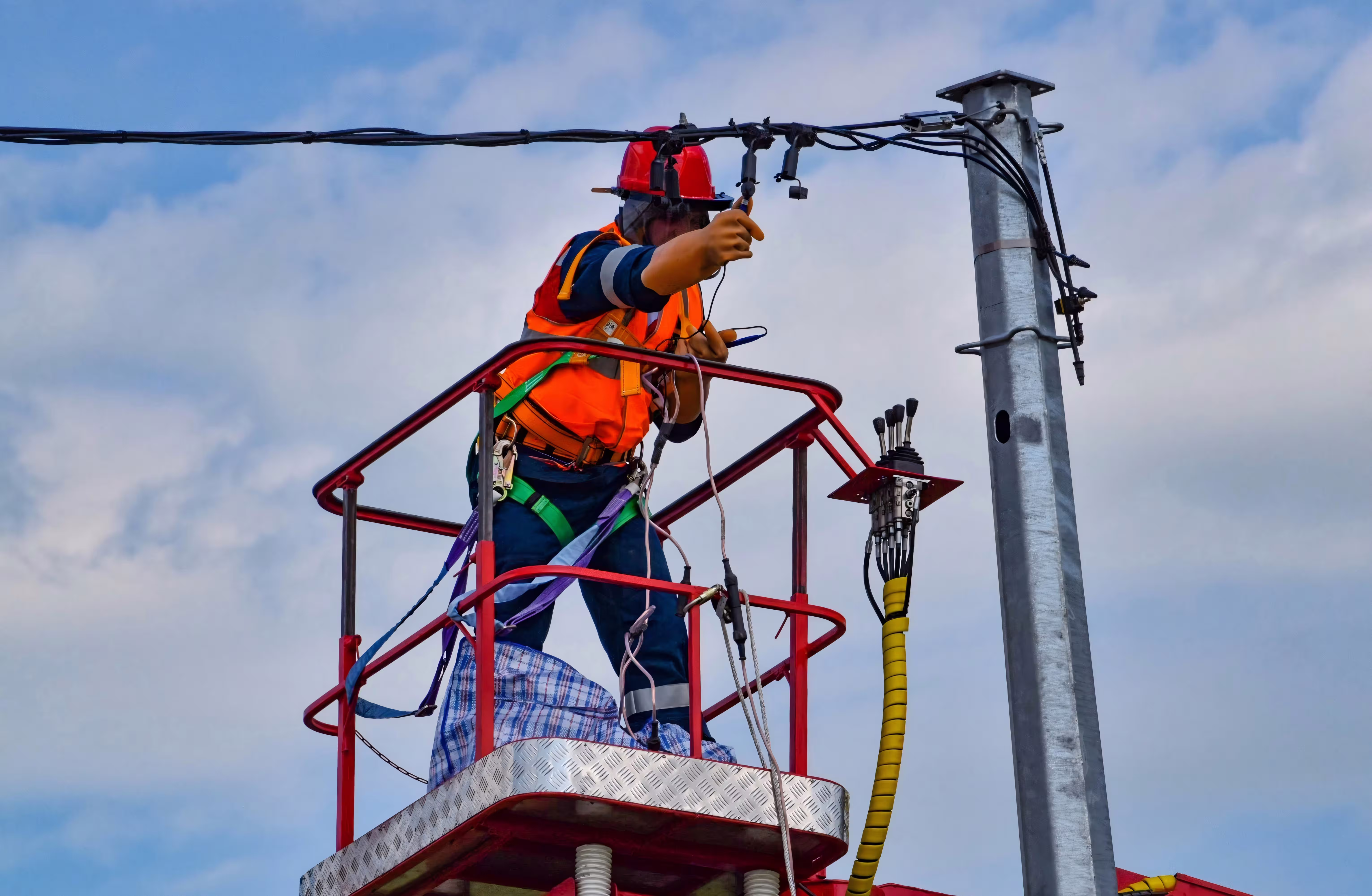 Ingeniero arreglando cables electricos