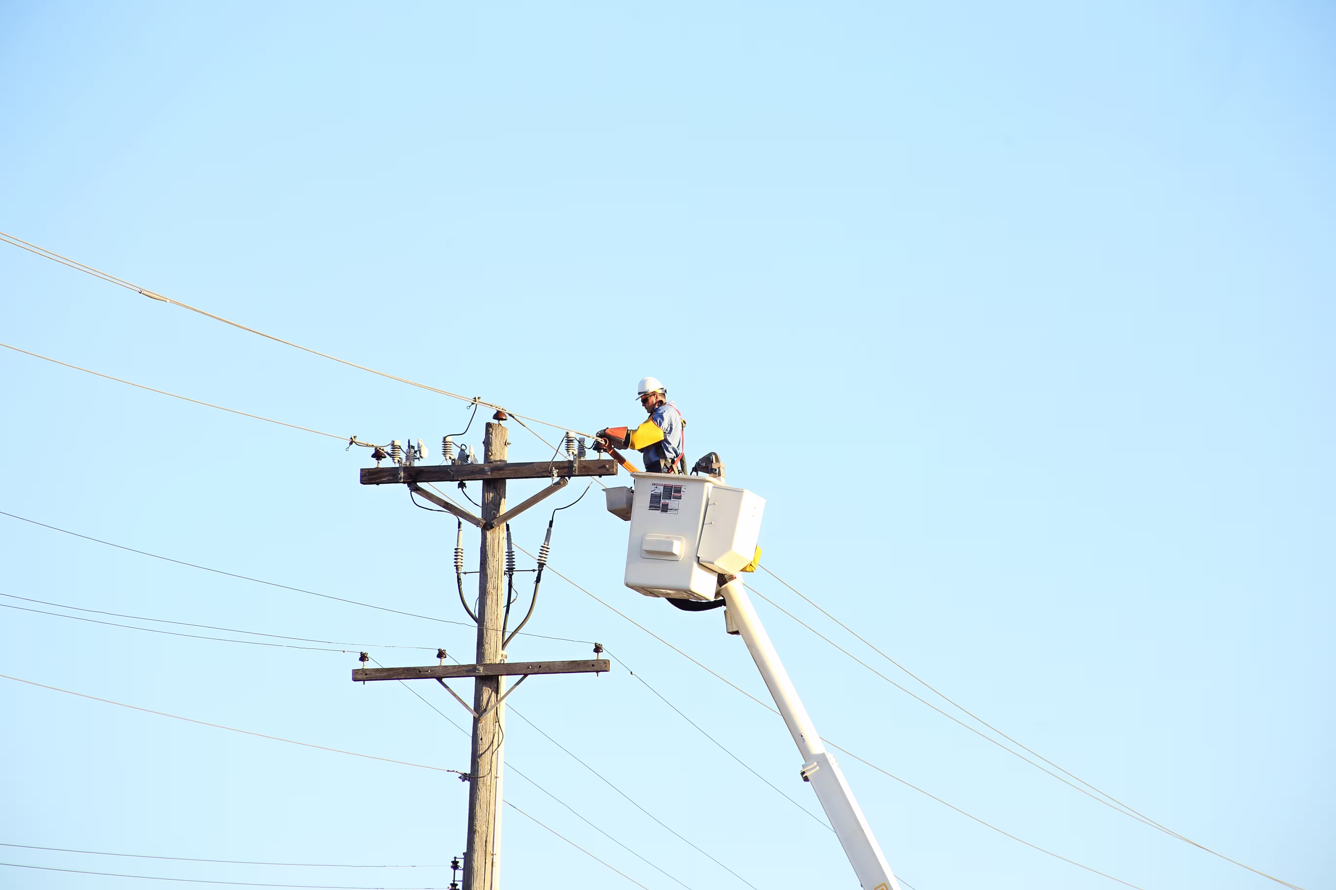 Ingeniero revisando cableado electrico en torre electrica